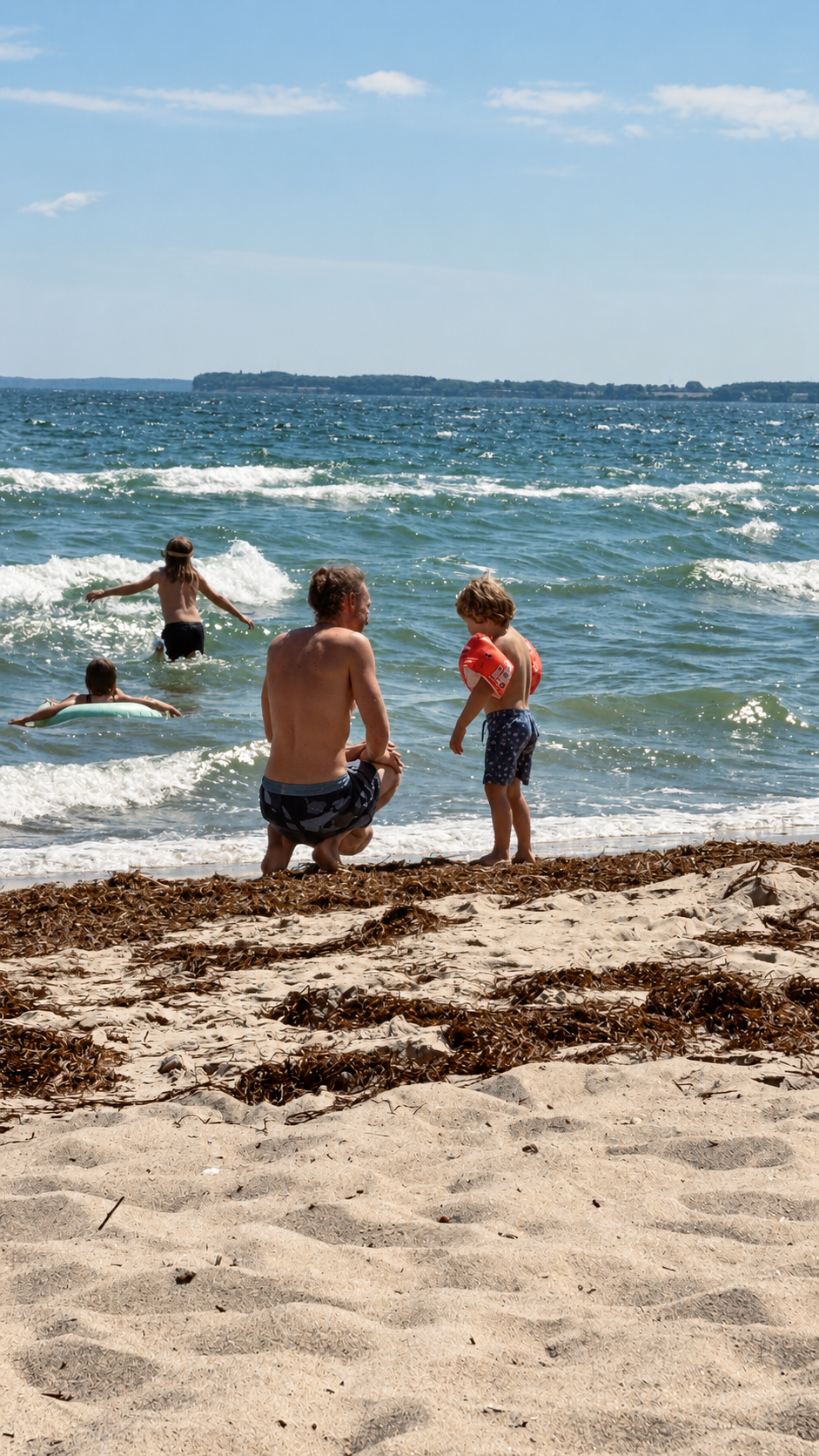 Lars mit seinem Sohn an einem sonnigen Strand