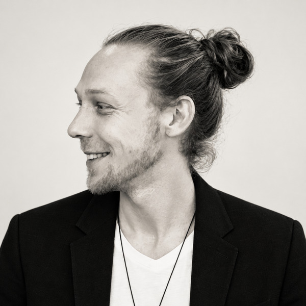 Lars, lächelnd im Profil